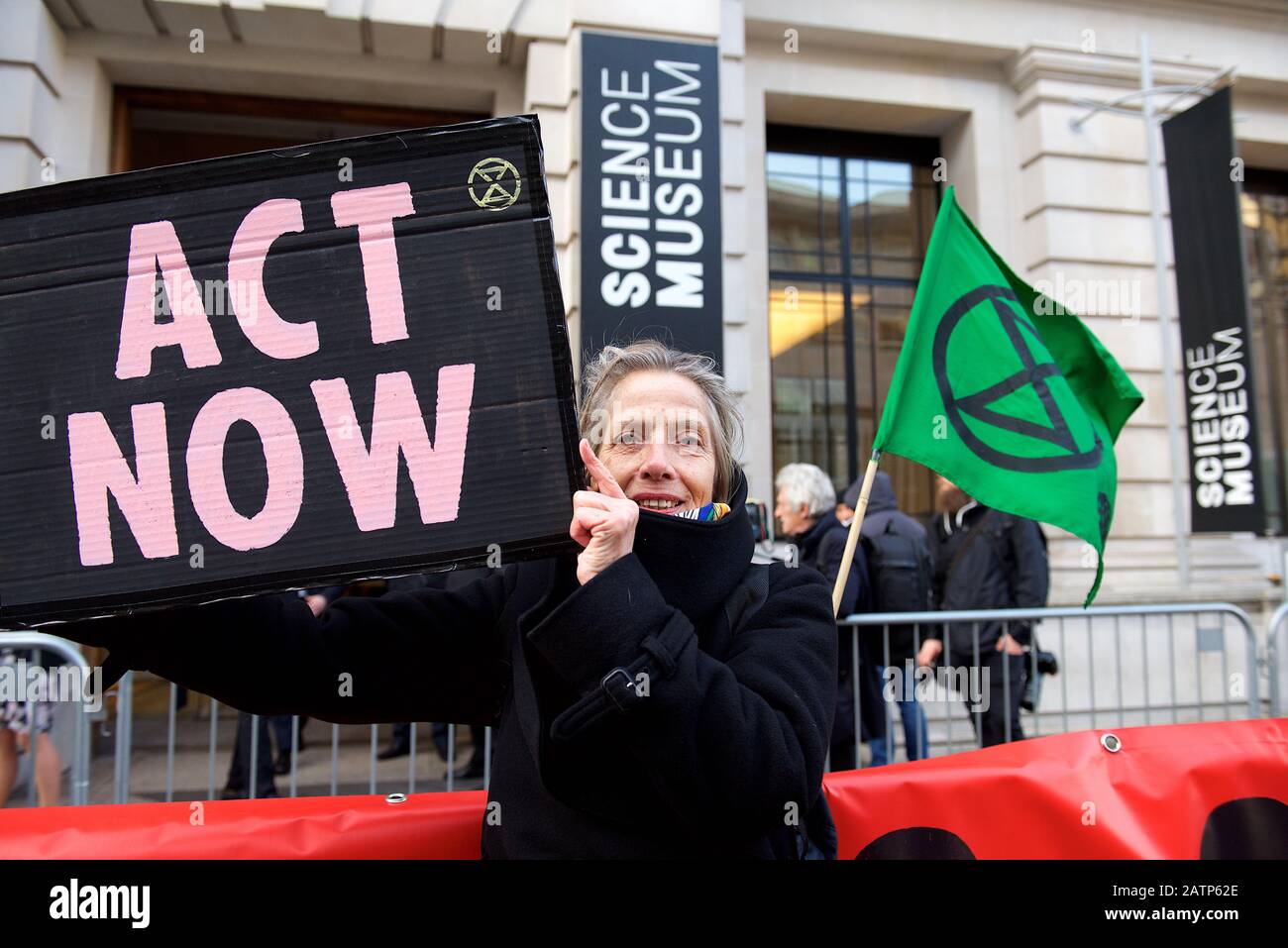 Londres, Reino Unido. 4 de febrero de 2020. Las Protestas contra la Rebelión de la extinción continúan en Londres, esto fue en el evento de lanzamiento para las próximas conversaciones sobre la crisis climática, COP26, en el Reino Unido en noviembre de 2020. El primer Ministro británico, Boris Johnson, pronunció un discurso que fue muy criticado por ser una respuesta inadecuada a la magnitud de la crisis y por mostrar una falta de urgencia con su carbono neutro para 2050, cuando la gran mayoría de los científicos del clima insisten en que tenemos que actuar mucho antes. Crédito: Gareth Morris/Alamy Live News Foto de stock