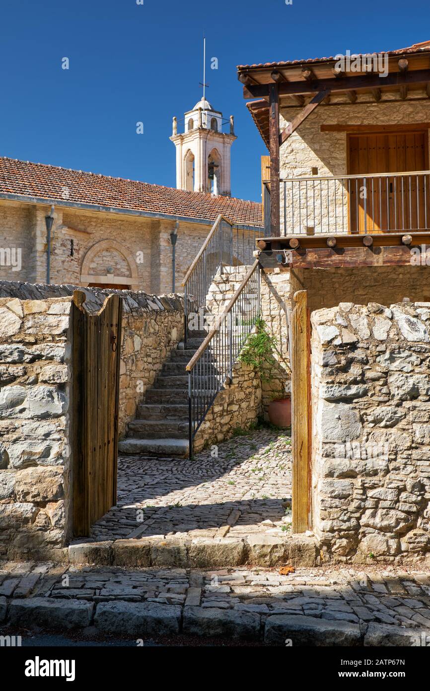La vista de la antigua casa de campo tradicional con la iglesia de la Virgen María Valas (Valana) en el fondo. Pueblo lania. Limassol. Chipre Foto de stock