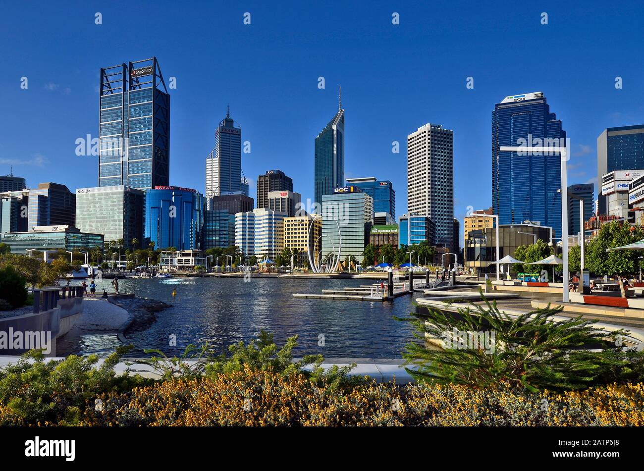 Perth, WA, Australia - 27 de noviembre de 2017: Horizonte de Perth sobre el río Swan con diferentes edificios y escultura de Spanda en la explanada Foto de stock