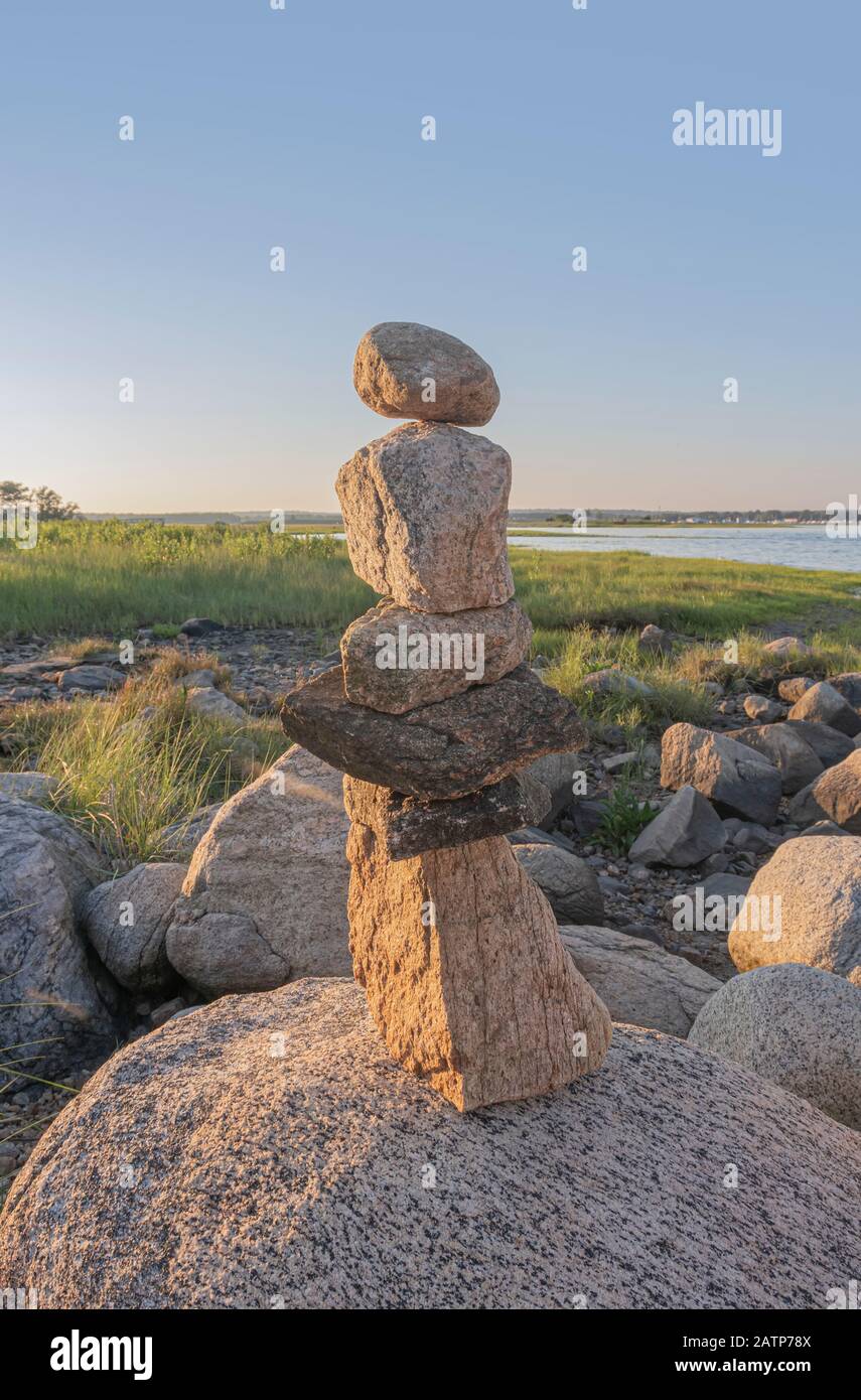 cairn formación de rocas en el punto del océano Foto de stock