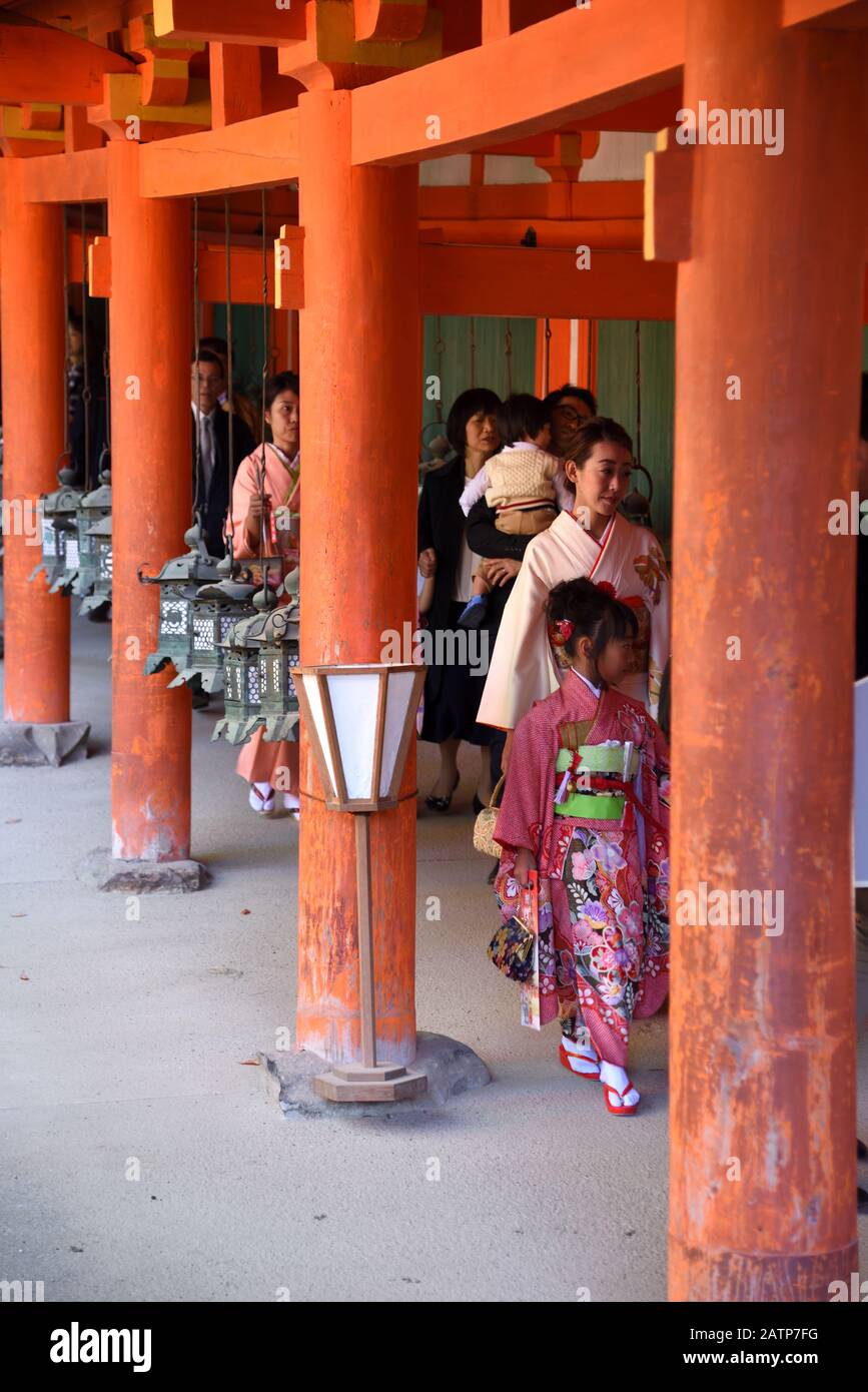 Una mujer japonesa visita el Gran Santuario kasuga Foto de stock