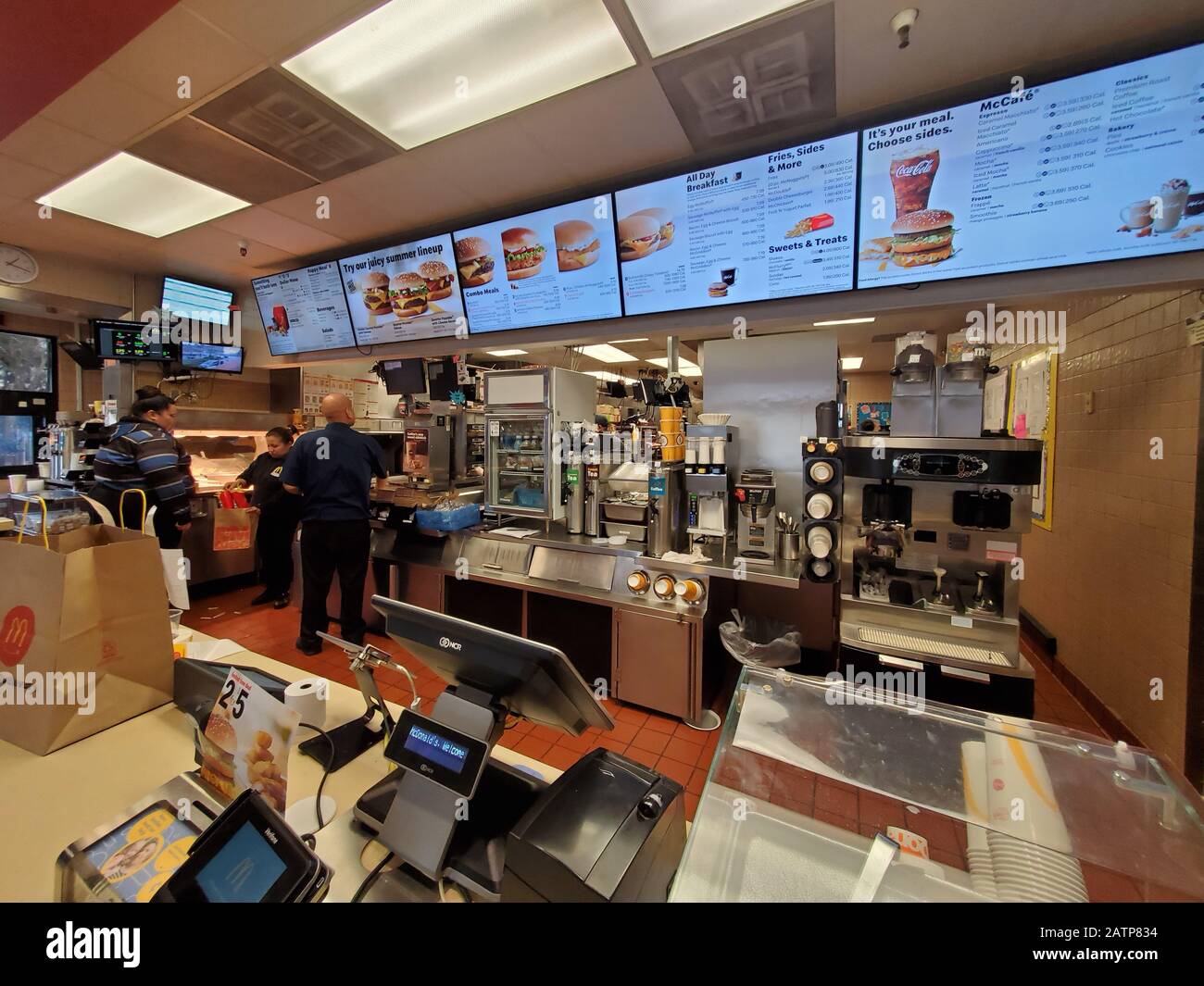 La zona de mostrador, la cocina y los menús son visibles en gran angular en el interior del restaurante McDonald's en San Ramón, California, 21 de enero de 2020. () Foto de stock