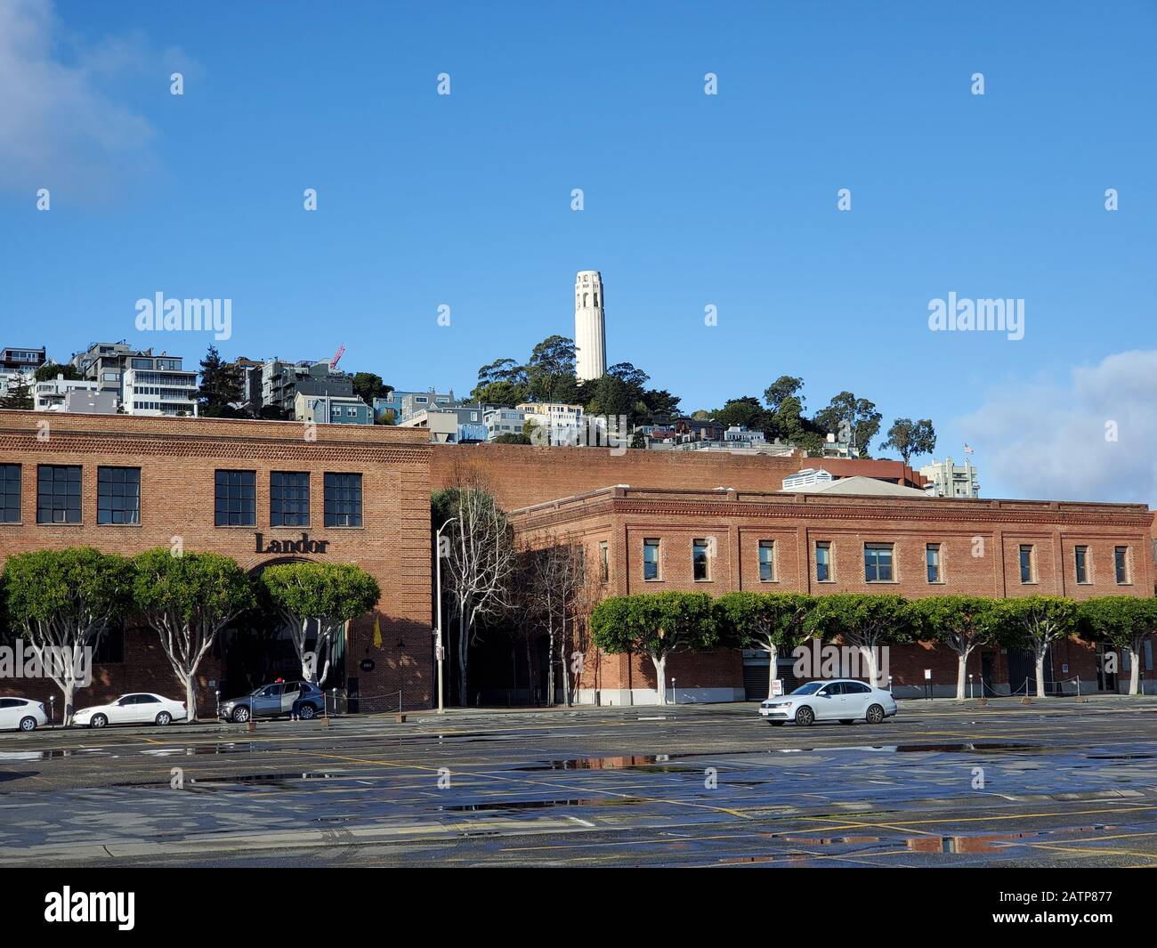 Fachada con signo y logotipo en la agencia de marketing de Landor en el barrio Embarcadero de San Francisco, California con la Torre Coit visible en el fondo, 26 de enero de 2020. () Foto de stock