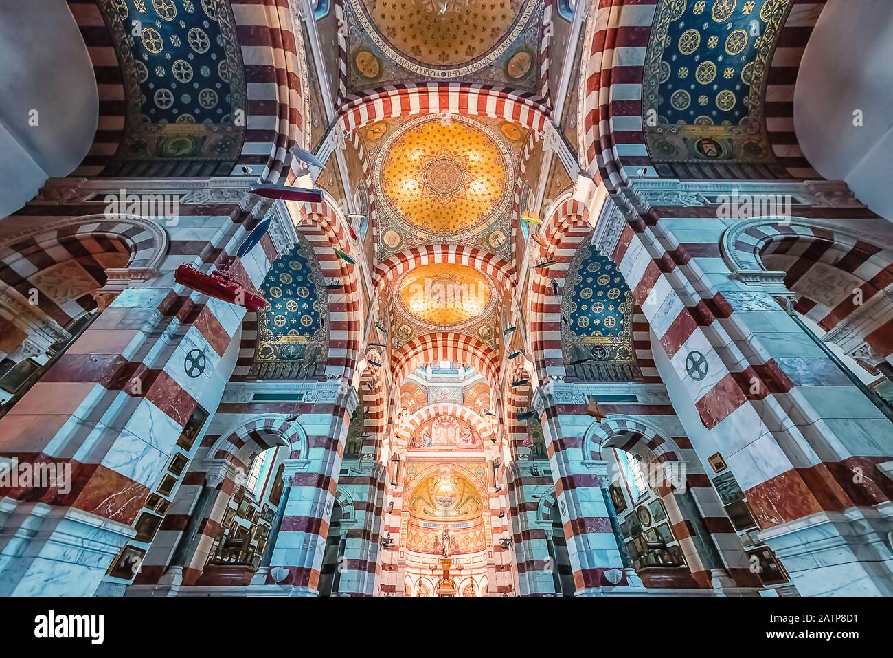 Dentro de la basílica de Notre-Dame de la Garde en Marsella Foto de stock