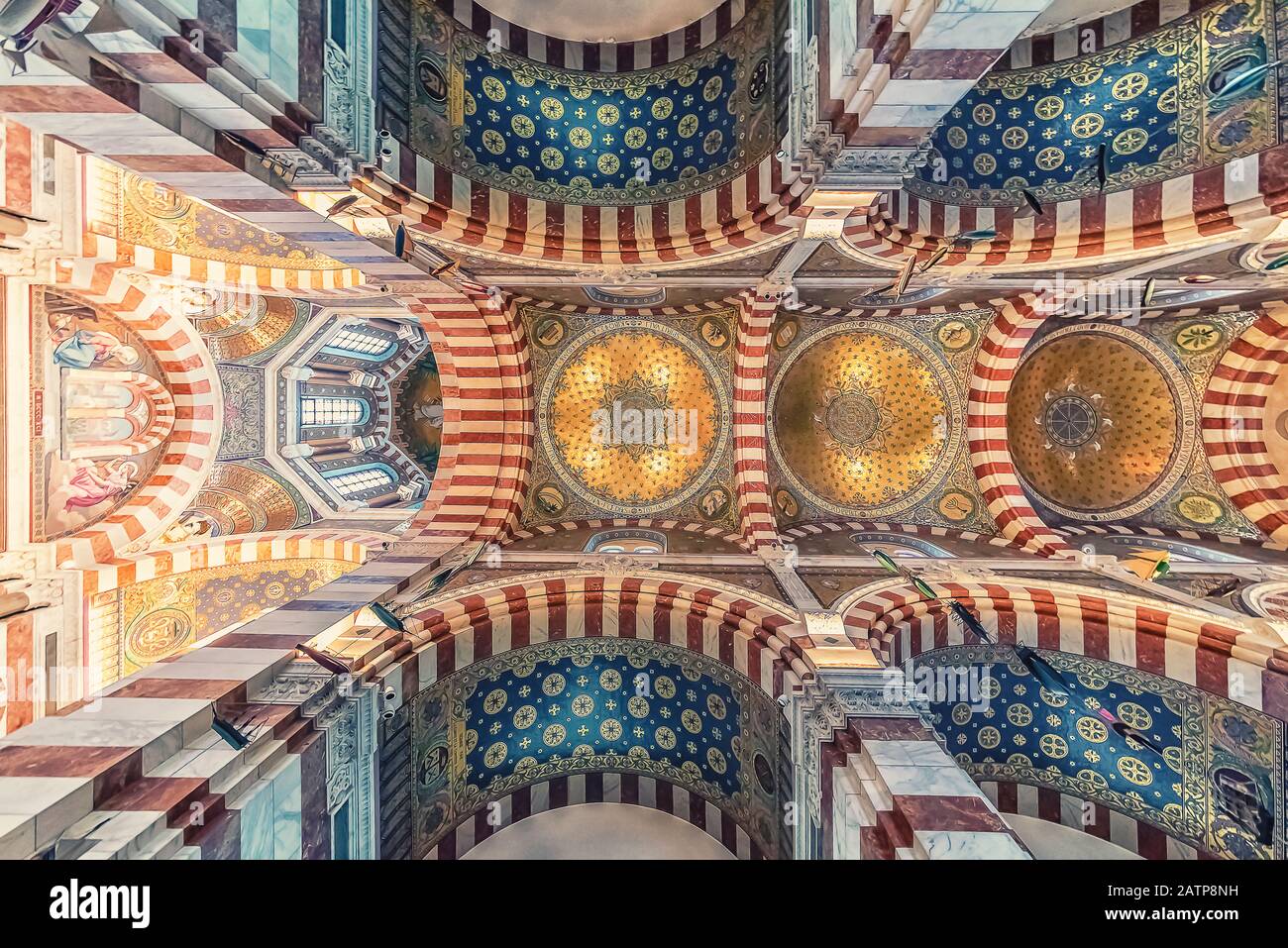 Dentro de la basílica de Notre-Dame de la Garde en Marsella Foto de stock