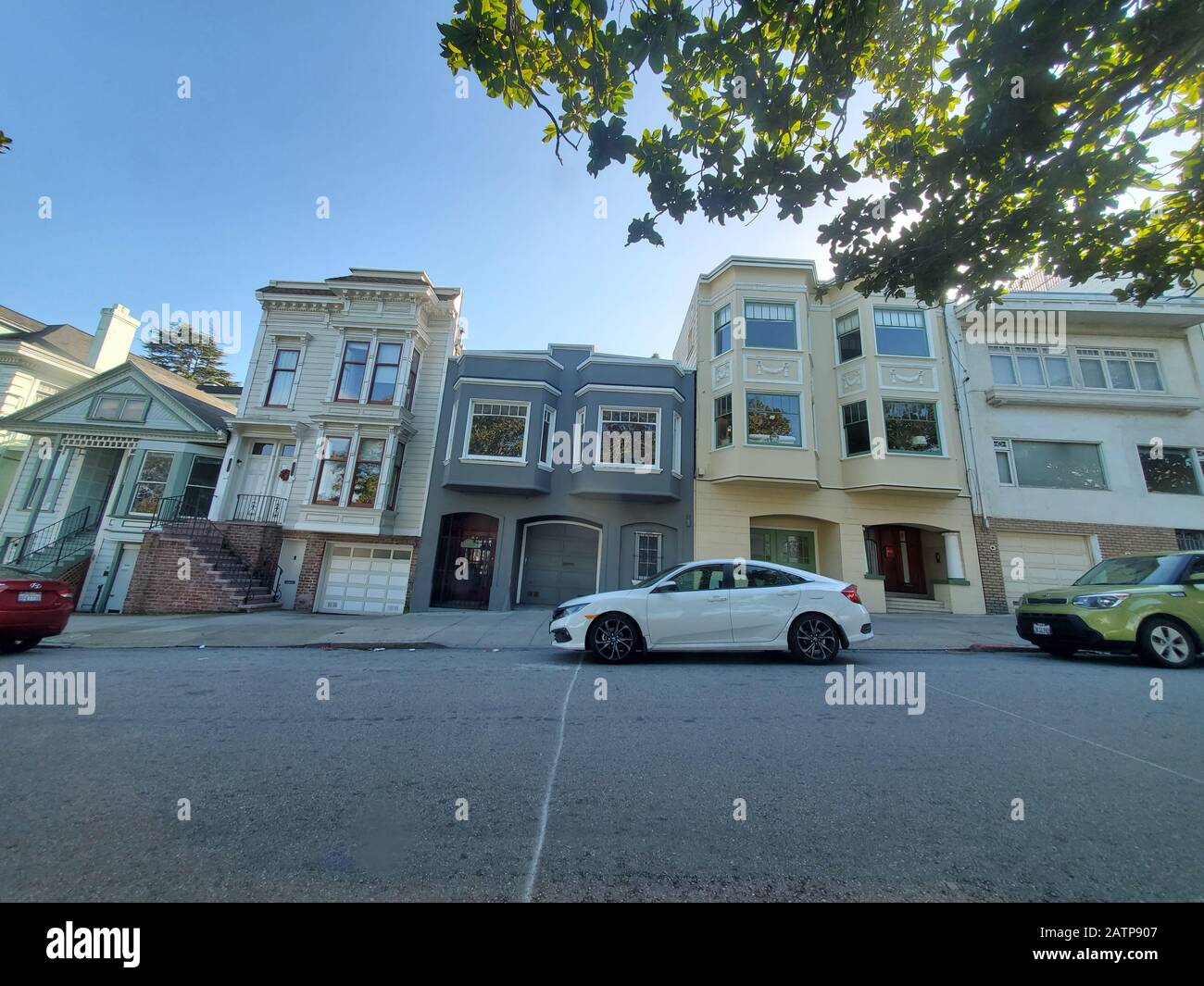 Amplio ángulo de casas en un día soleado en el barrio Mission District de San Francisco, California, 26 de enero de 2020. () Foto de stock