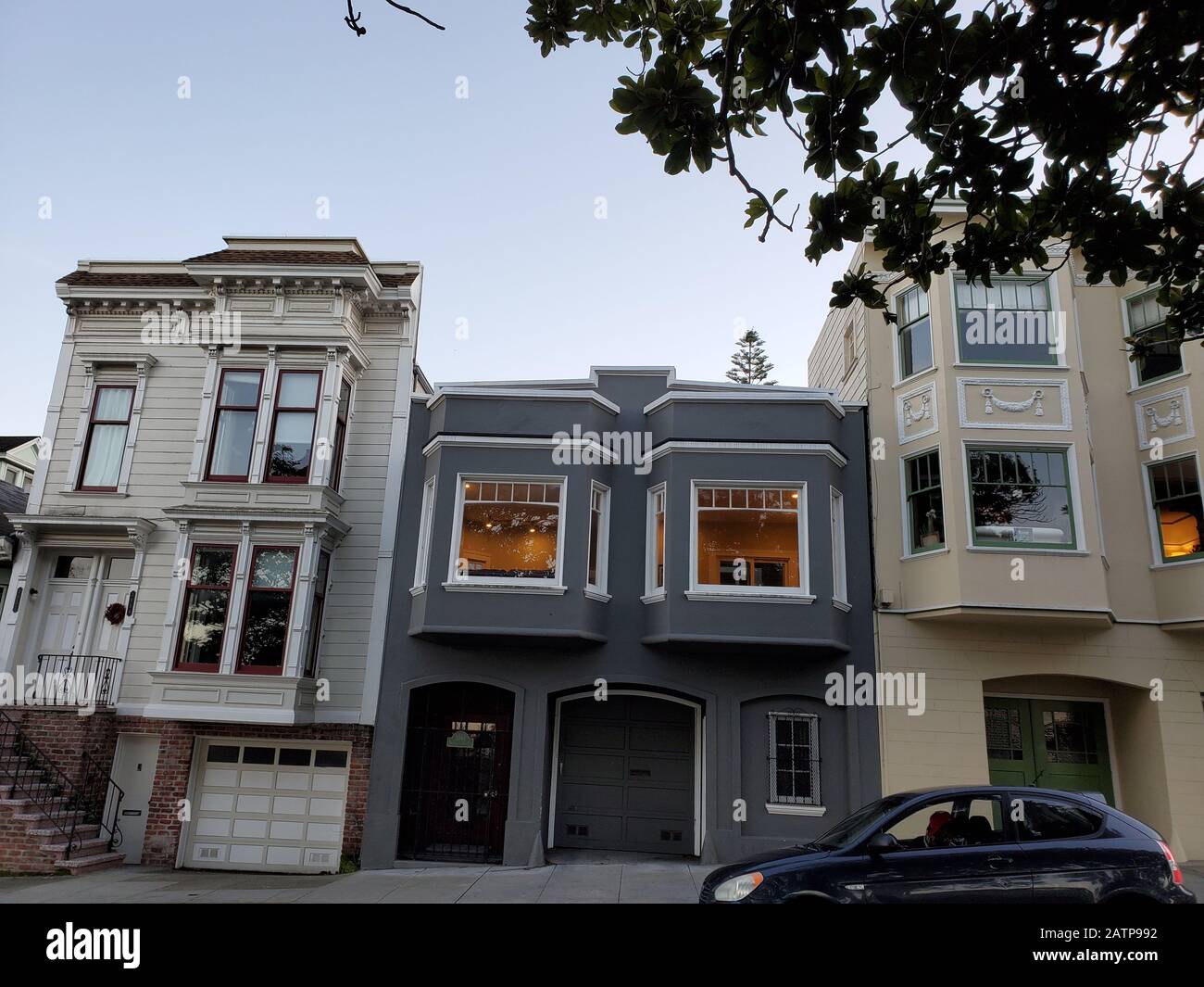 Las casas son visibles, incluyendo casas victorianas, en el barrio de Mission District de San Francisco, California, 26 de enero de 2020. () Foto de stock