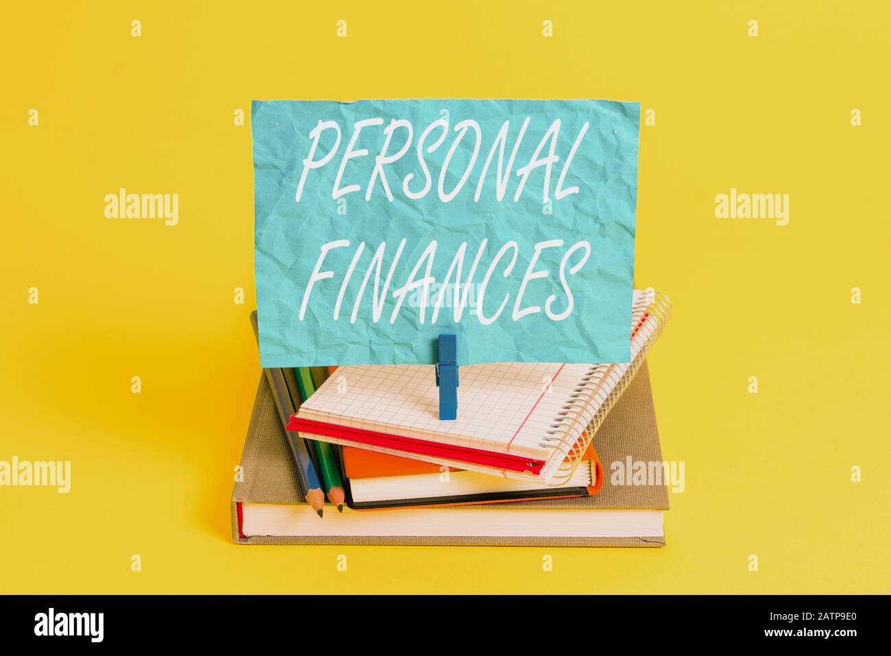 Texto de escritura de palabras Finanzas personales. Foto de negocios que muestra la actividad de análisis de dinero propio y decisiones financieras forma rectangular de lápiz de libro Foto de stock