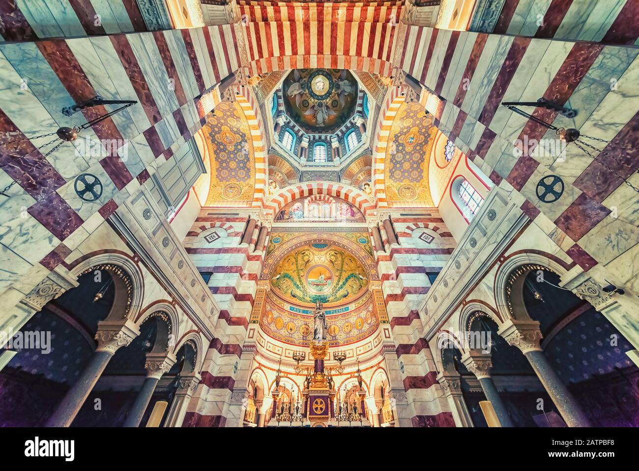 Dentro de la basílica de Notre-Dame de la Garde en Marsella Foto de stock