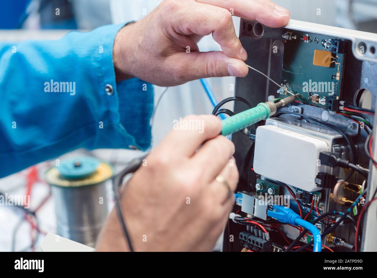 Ingeniero electrónico solucionar defectos en un producto de hardware Foto de stock