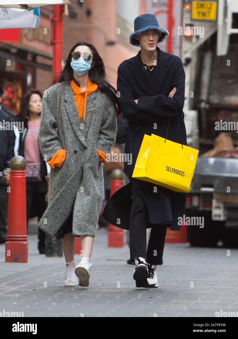 La gente camina a través de una ciudad China más tranquila de lo normal en el centro de Londres en medio de crecientes temores de la propagación del Coronavirus que se está propagando. Foto de stock