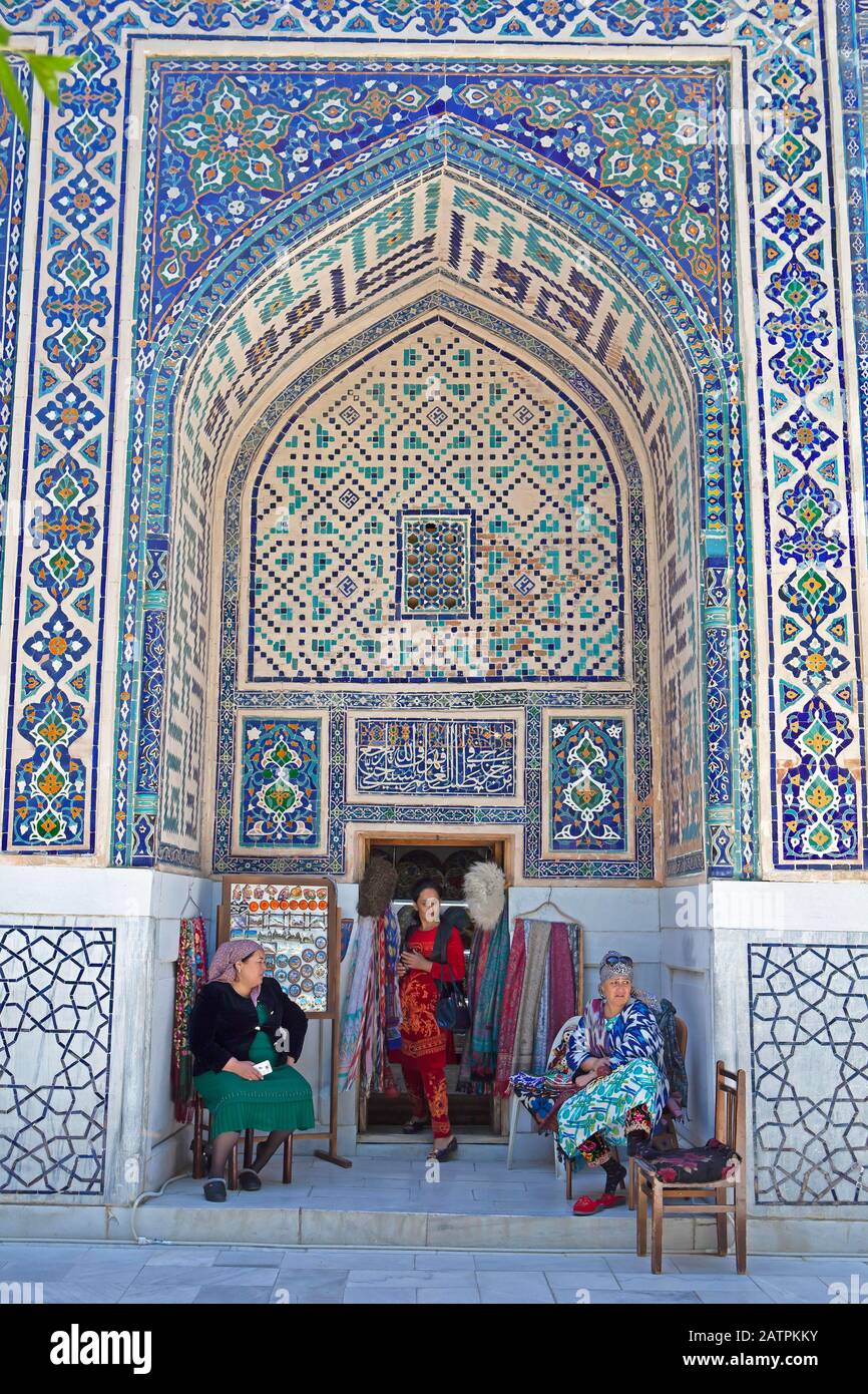 Tienda de souvenirs en un nicho ogival de Ulug'Bek-Medrese, Plaza Registan, Samarcanda, Provincia Samarqand, Uzbekistán Foto de stock