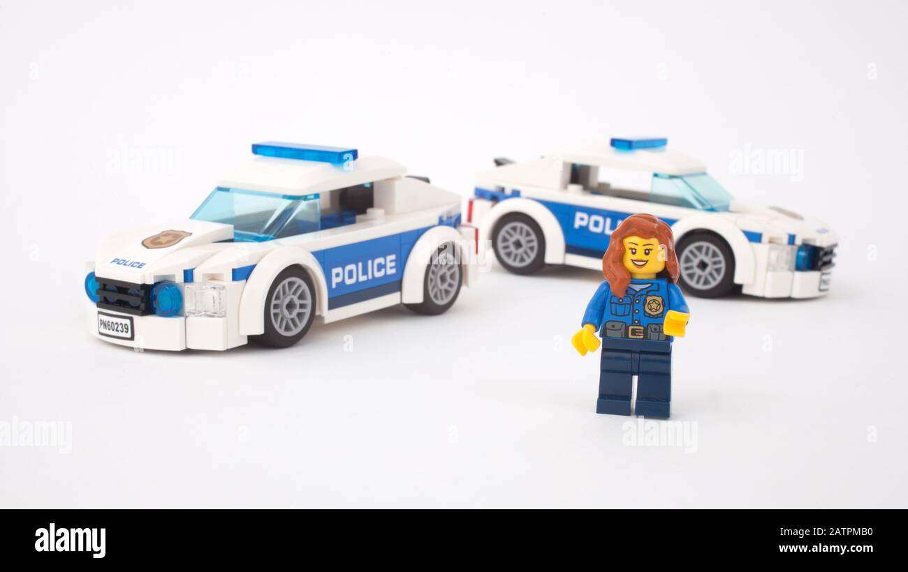 Una señora de la policía de Lego con coches de la policía Foto de stock