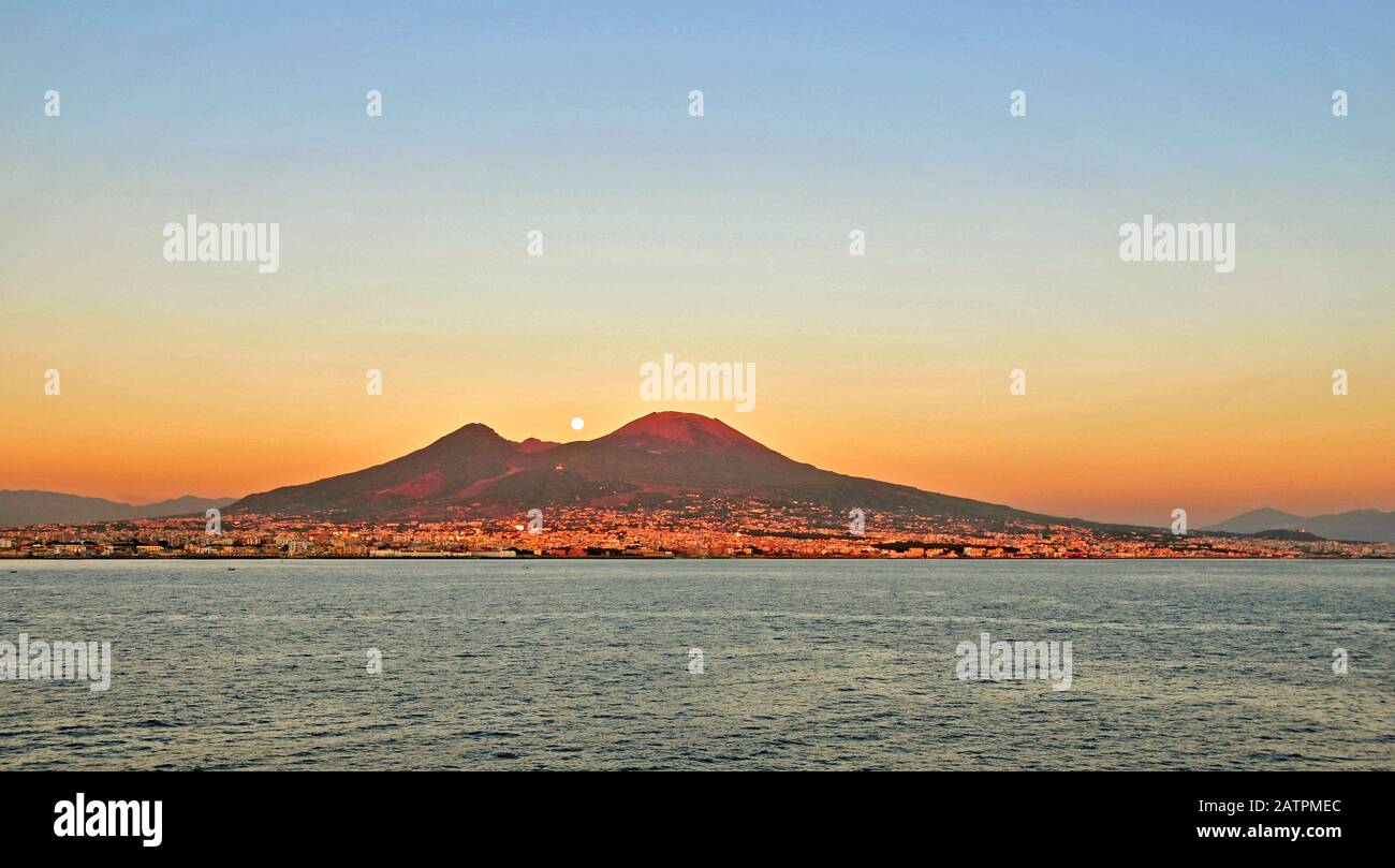Italia, Nápoles: Puesta de sol Sobre el Monte Vesubio, desde el mar Tirreno, en la costa de Torre del Greco. Foto de stock
