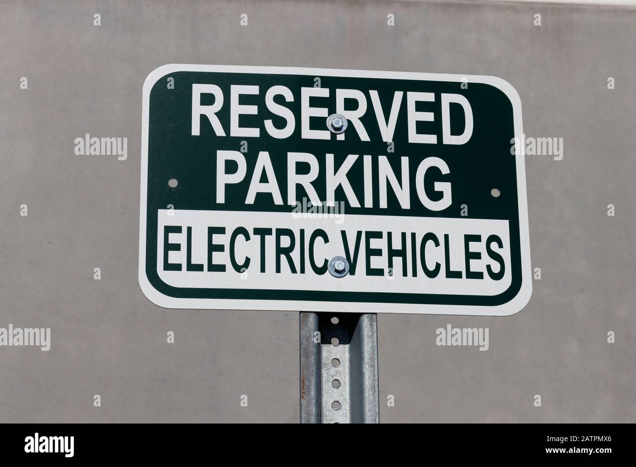 Estacionamiento reservado para la señal de vehículos eléctricos. Muchas empresas están reservando plazas de aparcamiento cerca de las entradas para vehículos eléctricos. Foto de stock