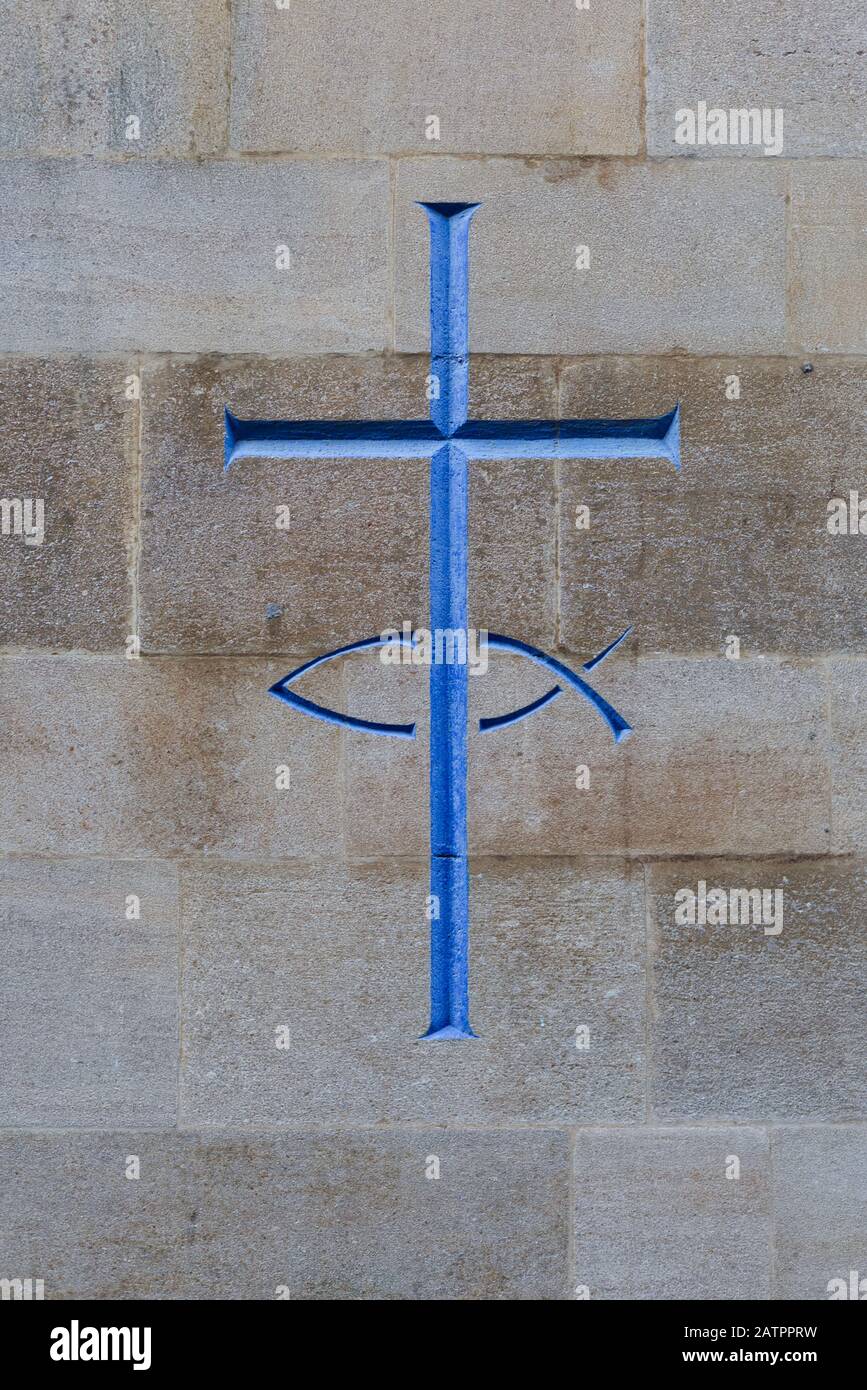 Cruz Cristiana Jesús Ichthys símbolo de pescado en una pared de la iglesia en Camden Londres Foto de stock
