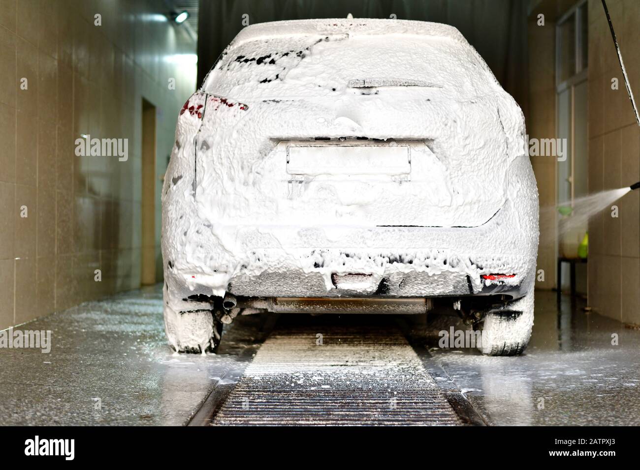 Lavadora negro con espuma activa. Concepto de lavado de automóviles.Coche  en espuma Fotografía de stock - Alamy