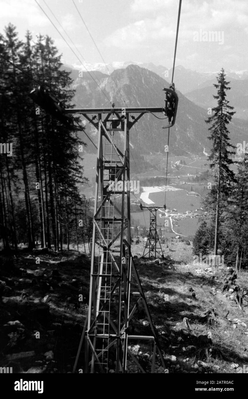 Mit der Seilbahn auf den Jenner. Blick auf die Talstation im Berchtesgadener tal, 1957. Ascendente Jenner montaña vía teleférico. Vista de la estación de fondo en el valle de Berchtesgaden, 1957. Foto de stock