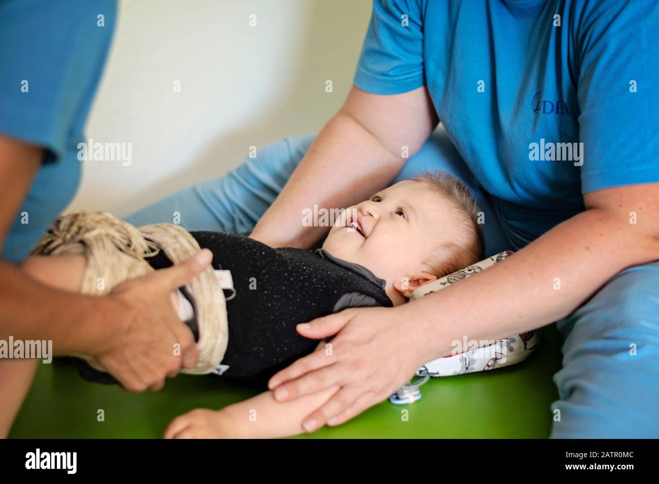 Retrato de un niño con parálisis cerebral en la fisioterapia en un centro de terapia de niños. El niño con discapacidad tiene la terapia haciendo ejercicios. Chico h Foto de stock