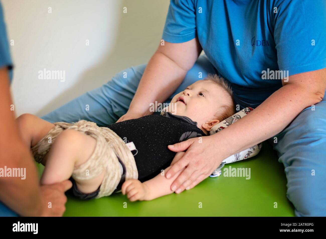 Retrato de un niño con parálisis cerebral en la fisioterapia en un centro de terapia de niños. El niño con discapacidad tiene la terapia haciendo ejercicios. Chico h Foto de stock