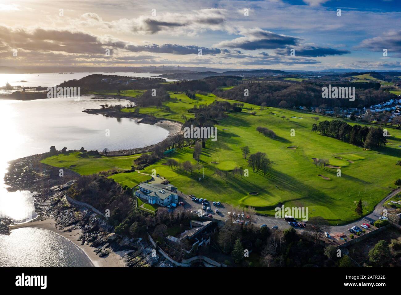 Vista aérea del campo de golf en el pueblo de Aberdour en Fife, Escocia, Reino Unido Foto de stock