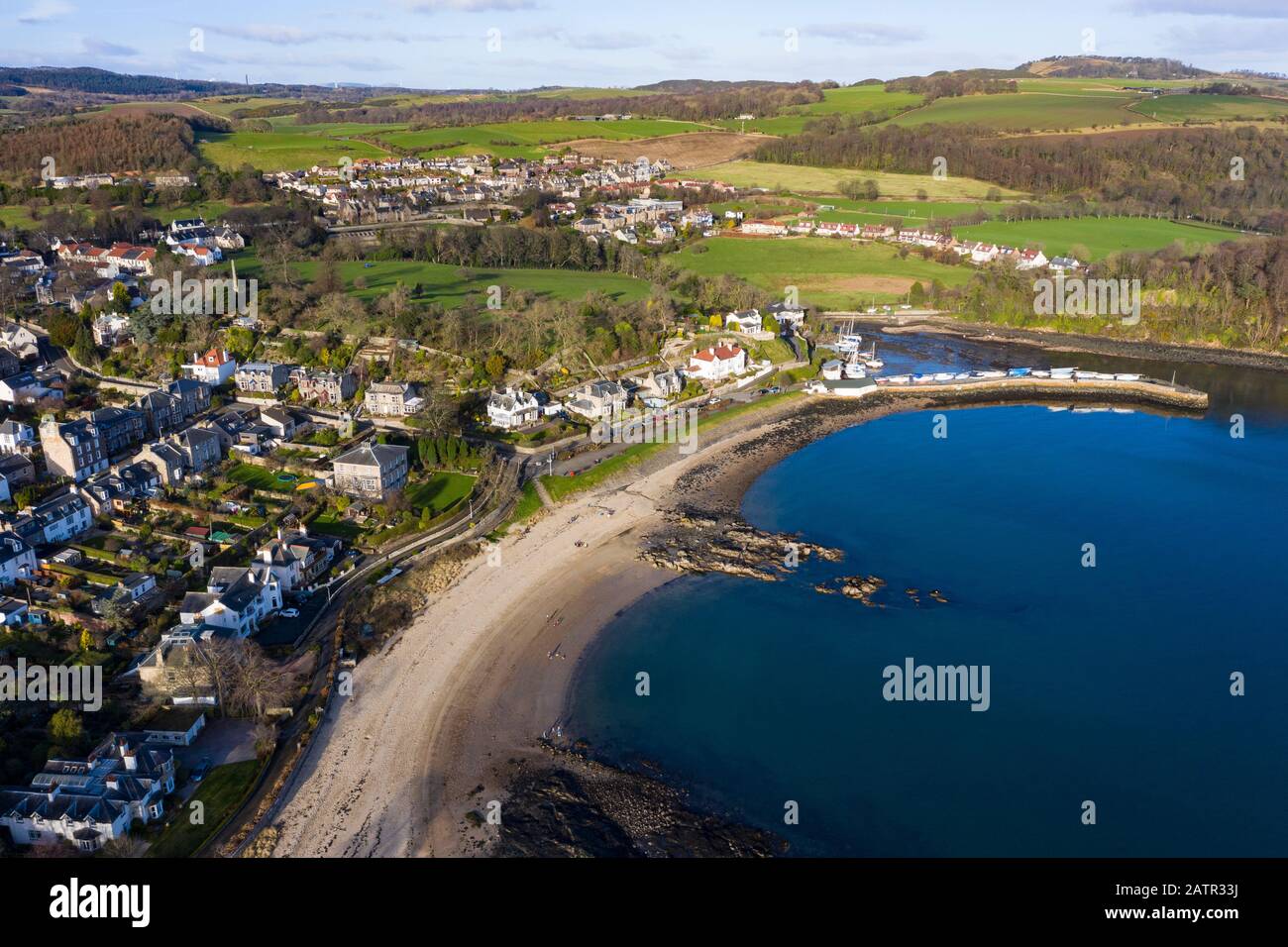 Vista aérea del pueblo de Aberdour en Fife, Escocia, Reino Unido Foto de stock