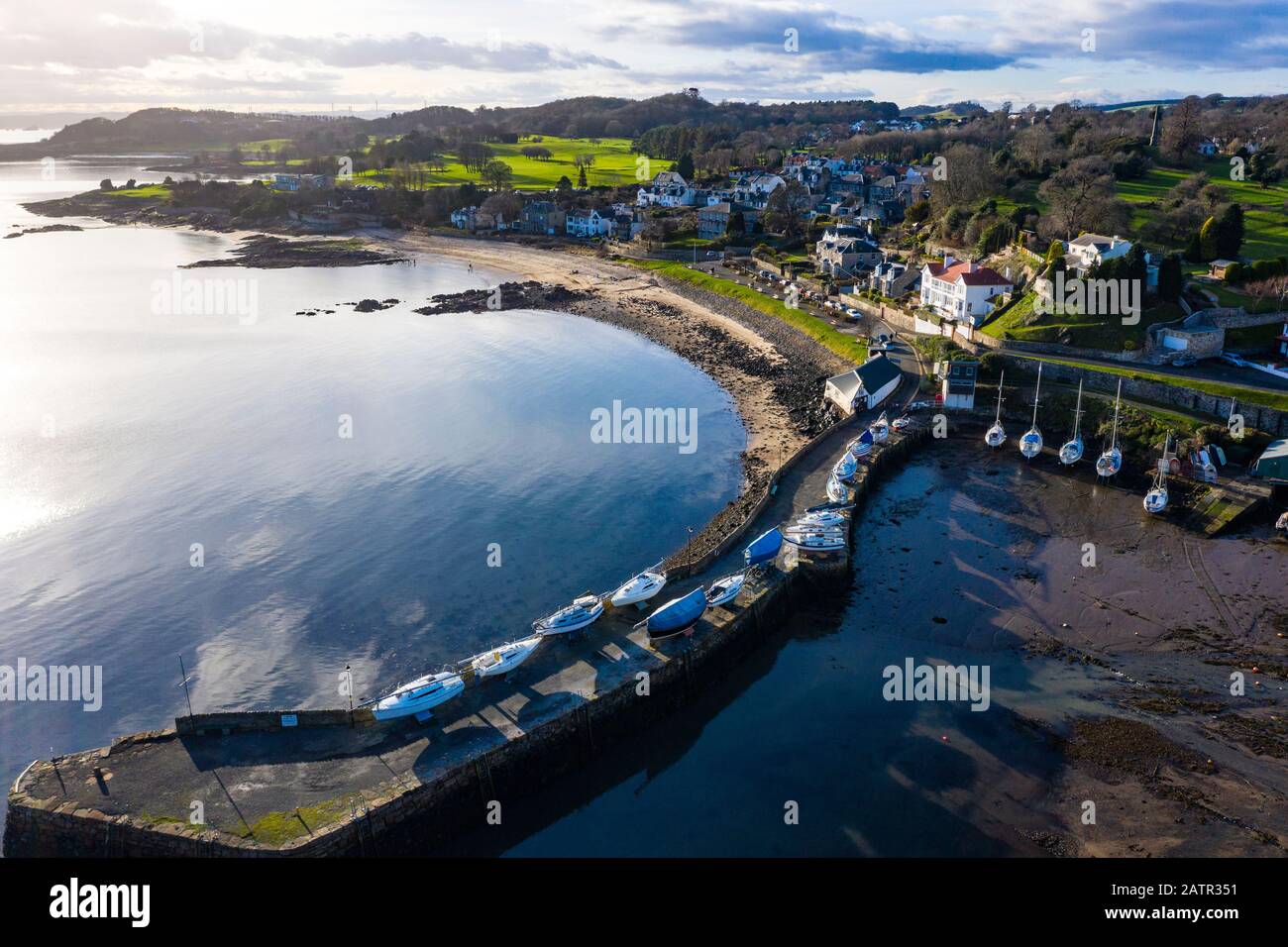 Vista aérea del pueblo de Aberdour en Fife, Escocia, Reino Unido Foto de stock