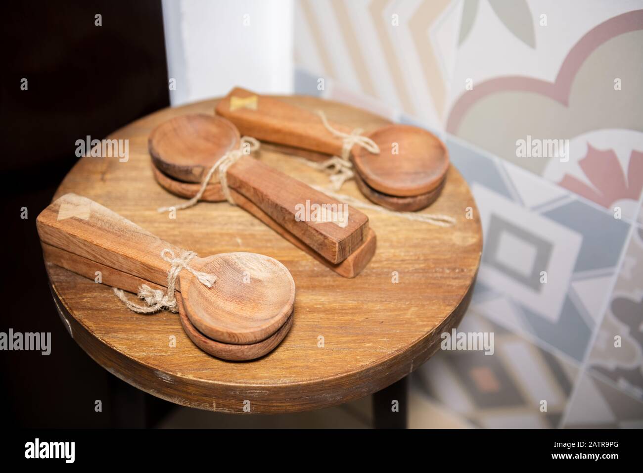Cucharas de madera hechas a mano en una habitación, recuerdo tradicional de  Puglia, Italia Fotografía de stock - Alamy