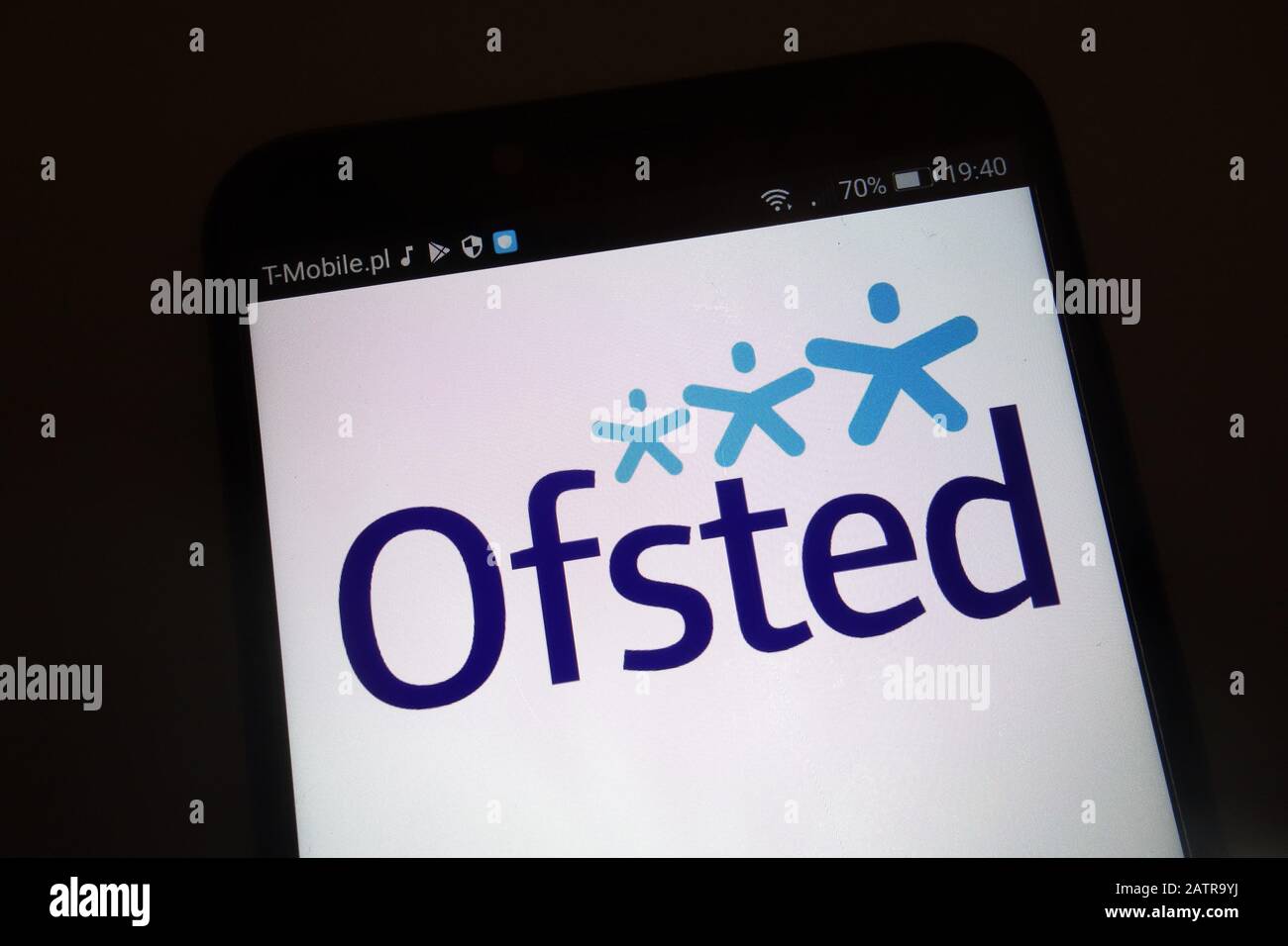 El logotipo de la Oficina de normas en Educación, Servicios para niños y habilidades (Ofsted) en el smartphone Foto de stock