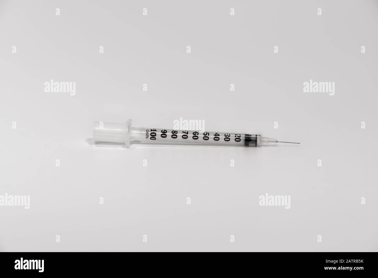 Jeringa de insulina plástica desechable con boquilla metálica. Inyección de bomba alternativa sin copa, aguja de acero inoxidable y medición de unidades ml. Foto de stock