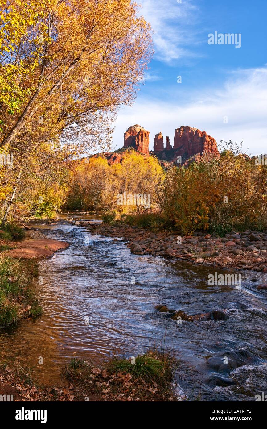 Vista panorámica de Cathedral Rock en Red Rock Crossing en Sedona, Arizona Foto de stock