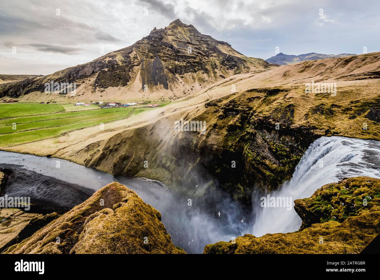 Skogafoss, una cascada de referencia, y el río Skoga; Islandia Foto de stock