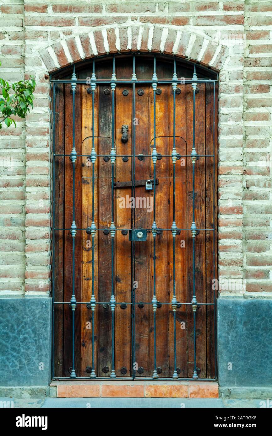 Puerta de hierro forjado y puerta de madera, todos Santos, Baja California  Sur, México Fotografía de stock - Alamy