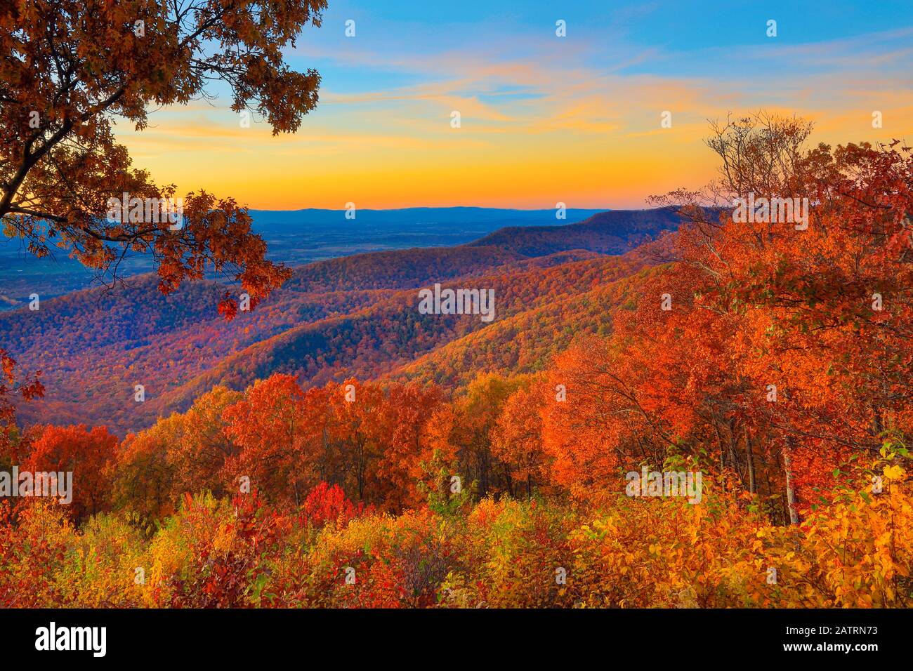 Puesta de sol, vistas de montaña de Turk, el Parque Nacional de Shenandoah, Virginia, EE.UU. Foto de stock