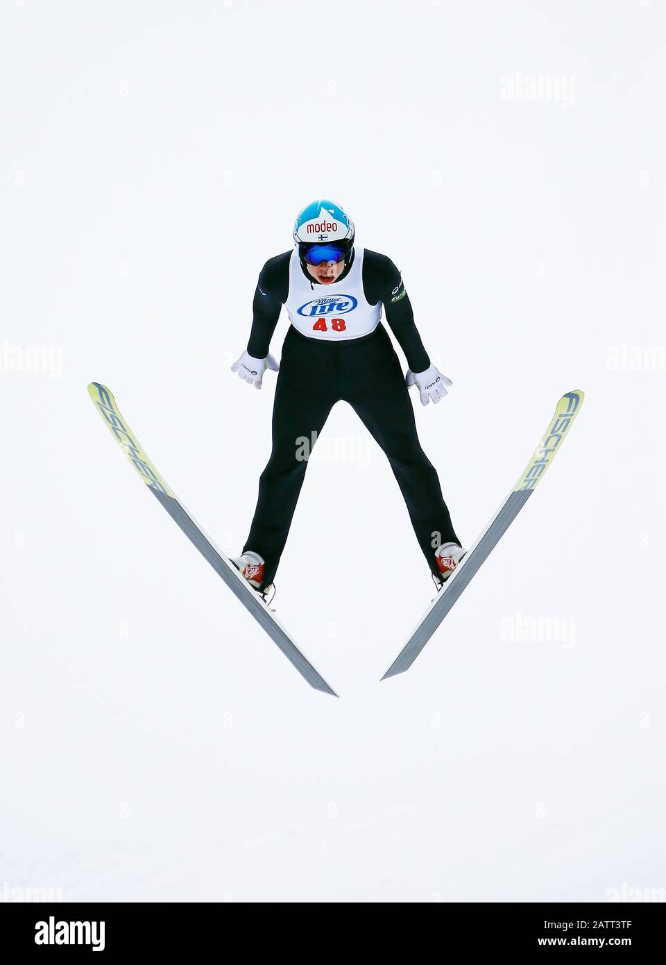 Niko Loytainen de Finlandia salto de esquí en una colina de 70 metros. Foto de stock
