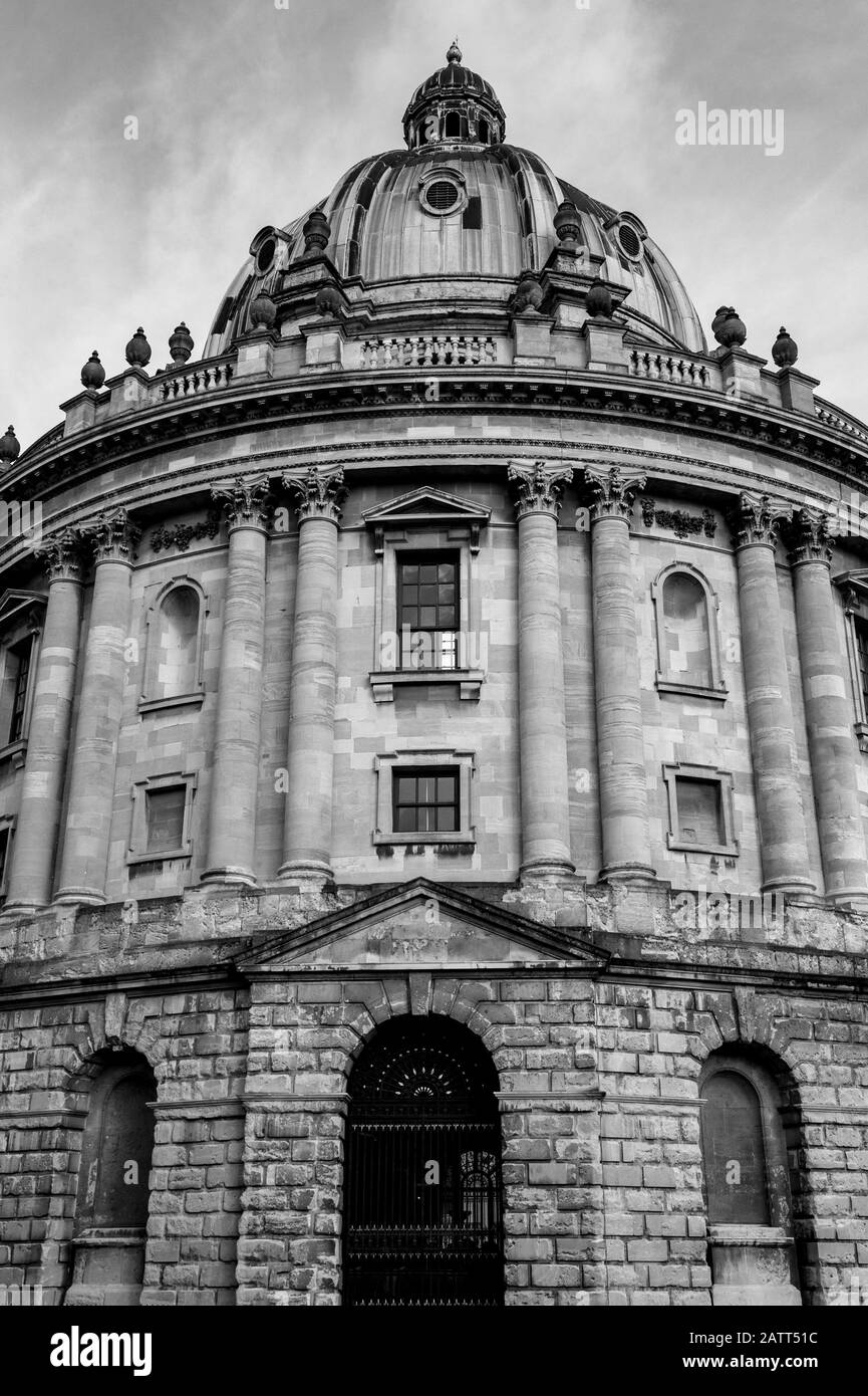 Oxford, Inglaterra, Reino Unido. 2 de febrero de 2020 la Cámara Radcliffe, el edificio neoclásico que alberga la Biblioteca de Ciencias Radcliffe, entre Brasenose Foto de stock