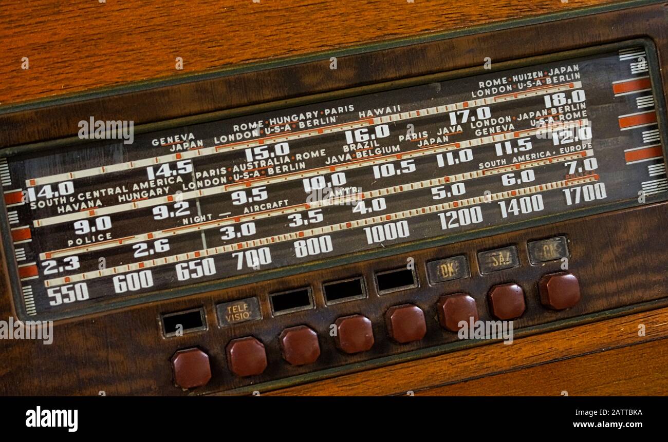 Dial de radio de onda corta vintage con botones pulsadores Fotografía de  stock - Alamy