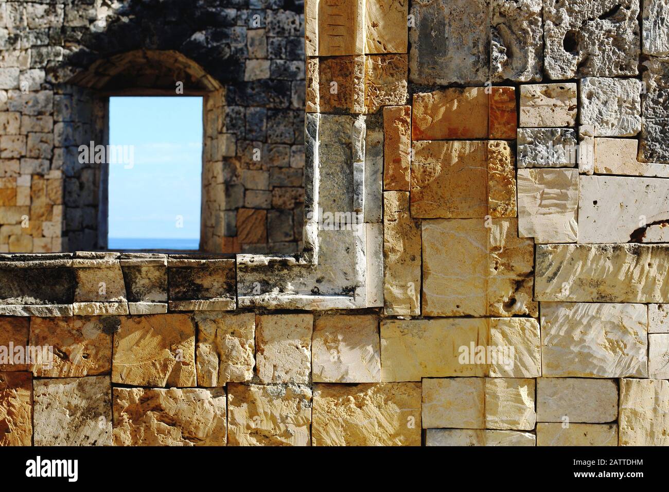 Arquitectura Minimalista abstracta, ruinas pared de ladrillo con ventana, fondo conceptual Foto de stock