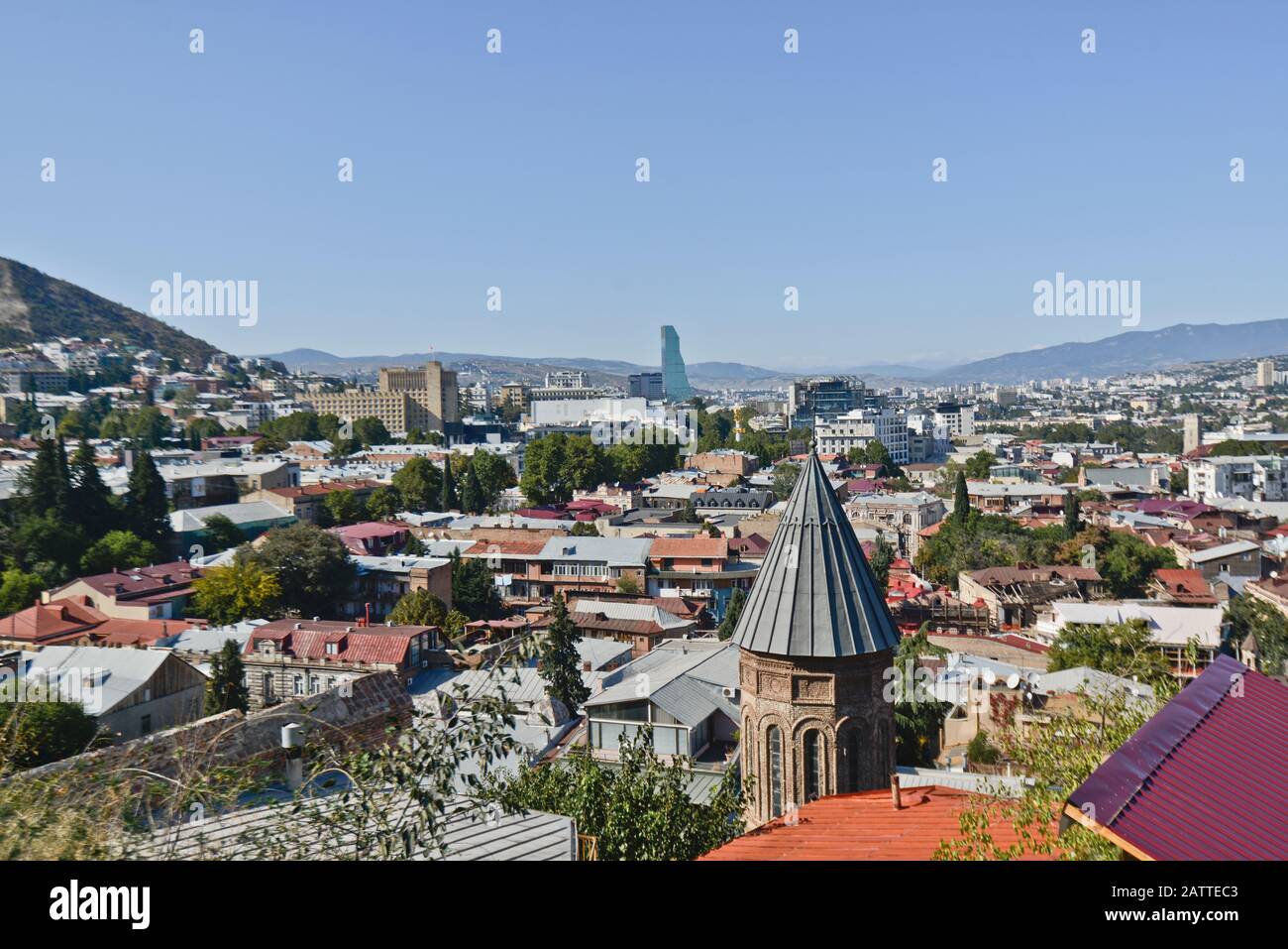Tbilisi: Iglesia de San Nicolás, con una vista panorámica del centro de la ciudad desde el Monte Mtatsminda en el fondo (Georgia) Foto de stock