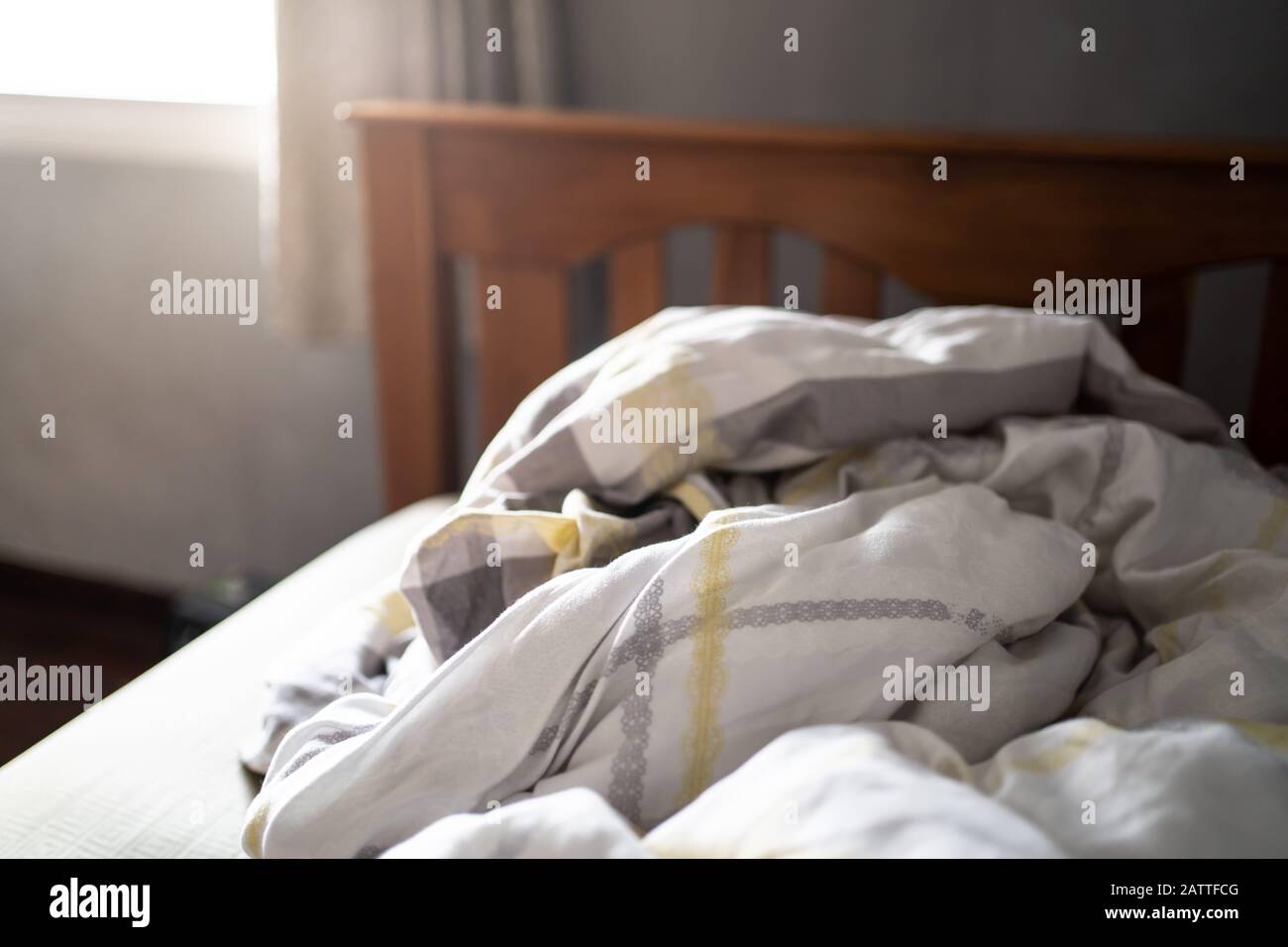 Edredón sucio en una cama Foto de stock
