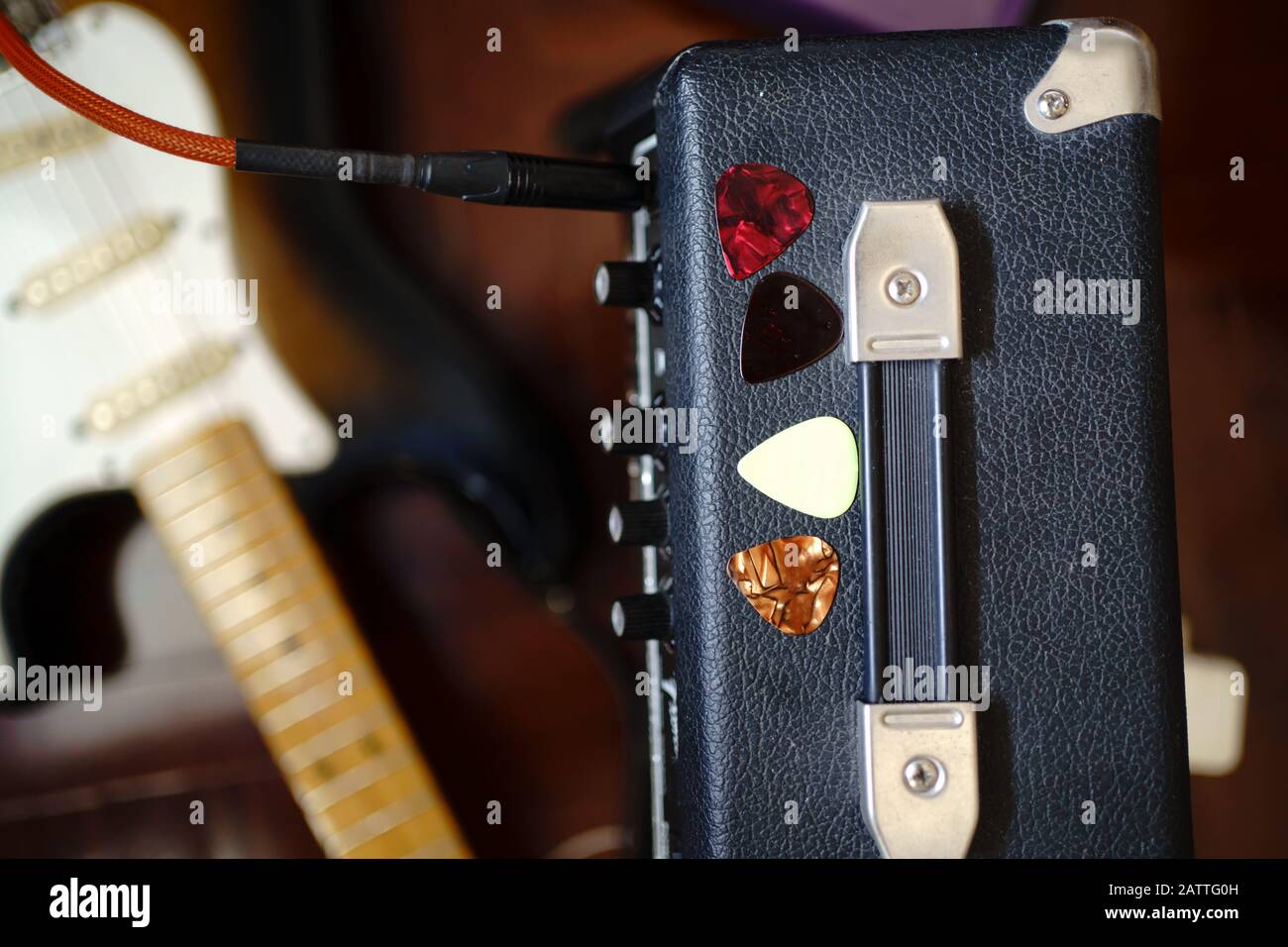 Selección de guitarra en amplificador de guitarra Foto de stock