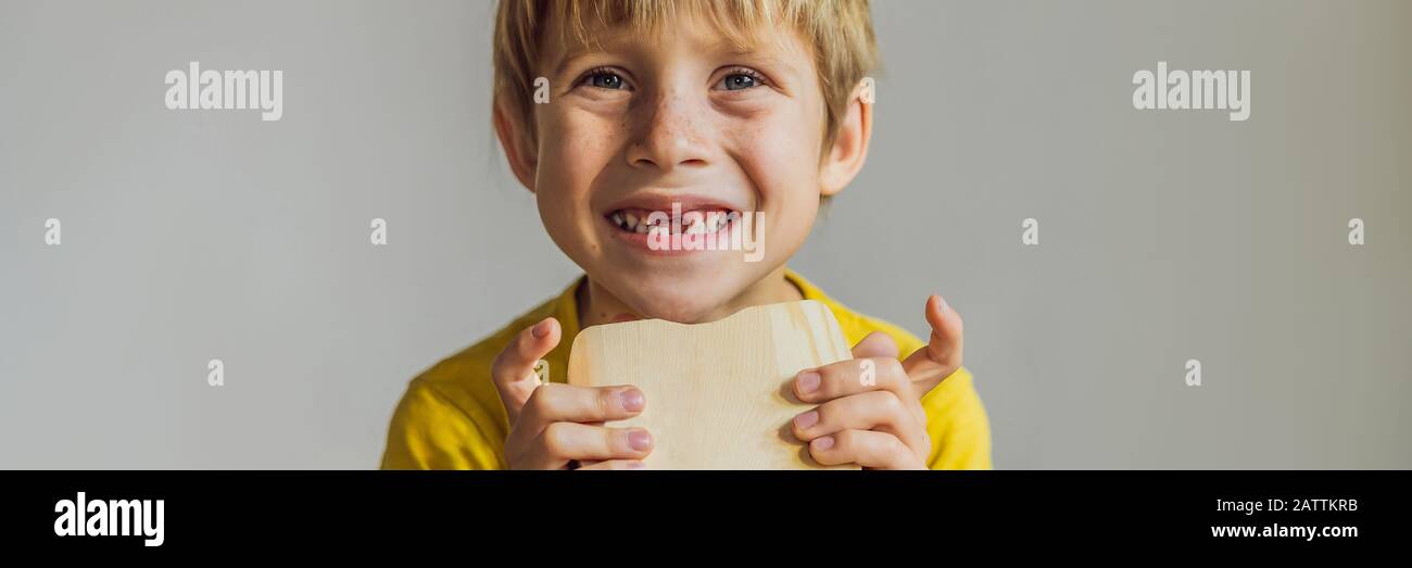 Un niño, de 6 años, tiene una caja para dientes de leche. Cambio de BANNER  de dientes, FORMATO LARGO Fotografía de stock - Alamy