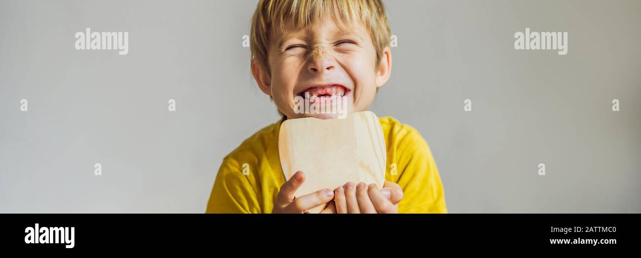 Un Niño De 6 Años Sostiene Una Caja Para Dientes De Leche. Cambio De Dientes  Fotos, retratos, imágenes y fotografía de archivo libres de derecho. Image  136966483