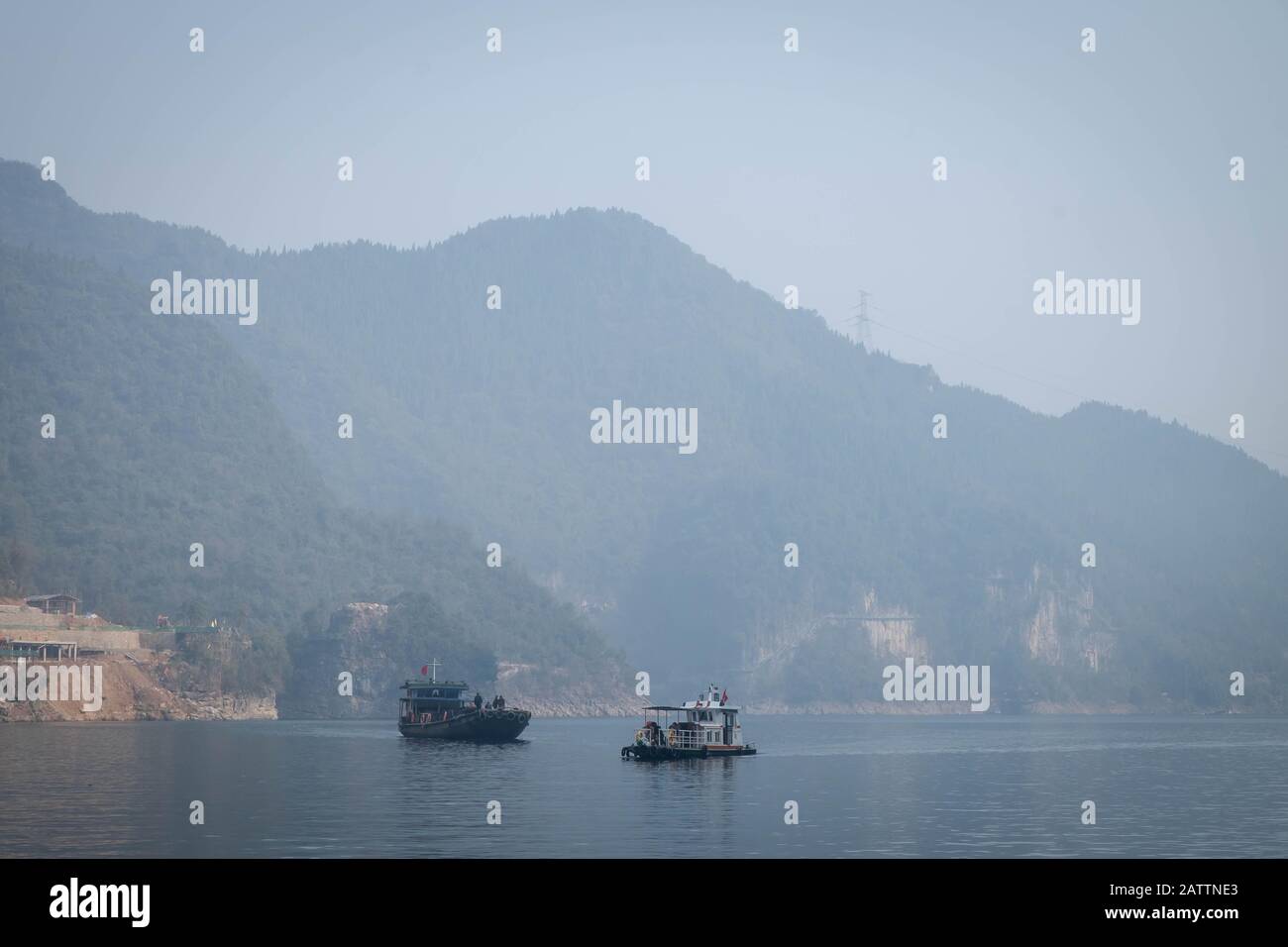Yichang, HUBEI / CHINA - Dic 25 2019: Bote de pesca chino en el río Yangtze para el viajero junto con las tres gargantas, la parte o Foto de stock