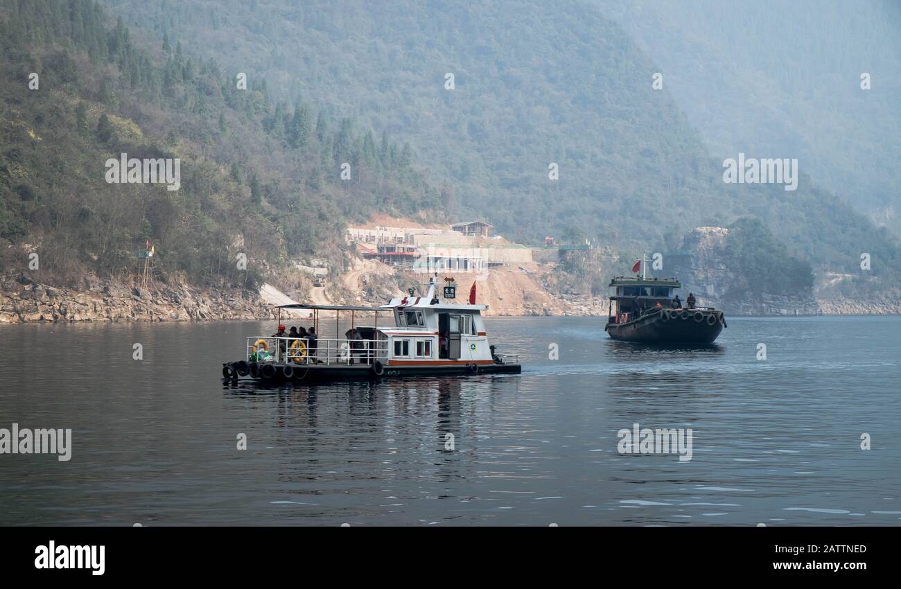 Yichang, HUBEI / CHINA - Dic 25 2019: Bote de pesca chino en el río Yangtze para el viajero junto con las tres gargantas, la parte o Foto de stock