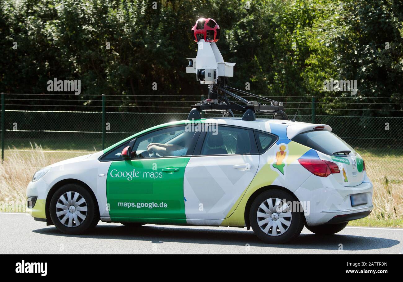 Hanover, Alemania. 05 de julio de 2018. Un vehículo de Google Maps con una  cámara de 360 grados en el techo conduce por la autopista A2. Google Maps  cumple 15 años (el