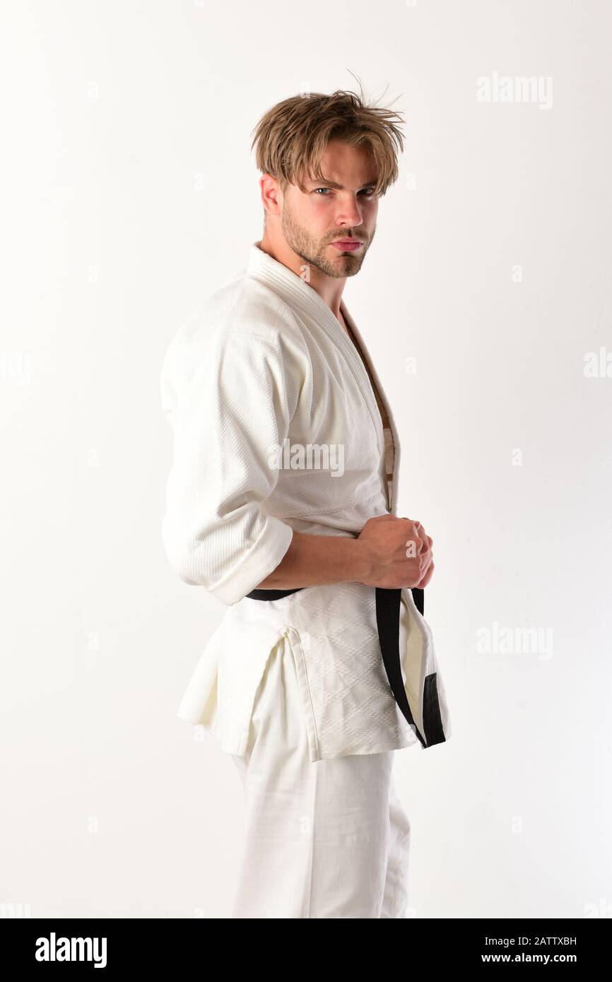 Karate hombre en kimono posando en estudio. artes marciales Aisladas sobre blanco. Guy poses kimono blanco con cinturón negro Fotografía de stock - Alamy