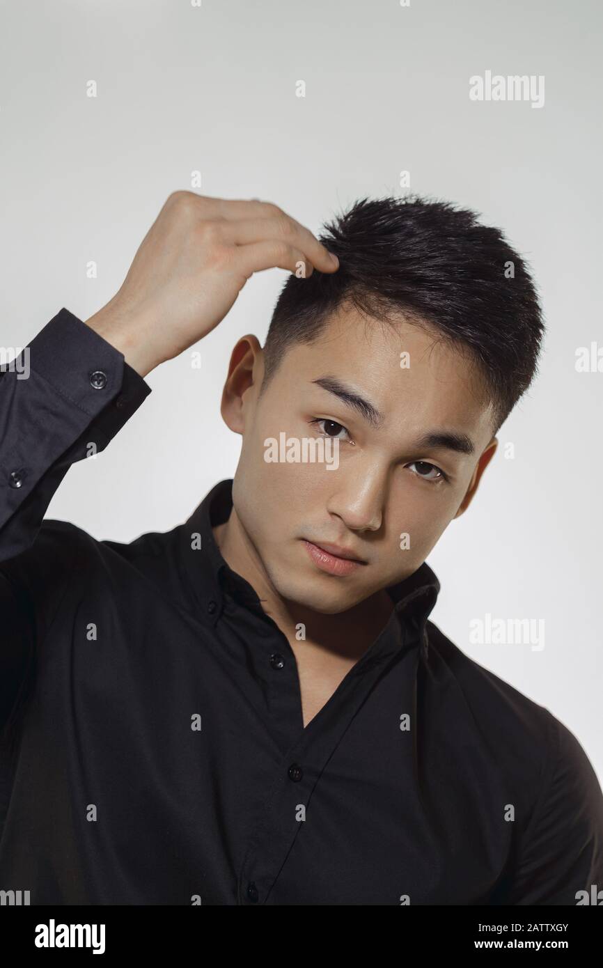 Retrato De Primer Plano De Un Hombre Asiatico Guapo Con Corte De Pelo Corto Posando En