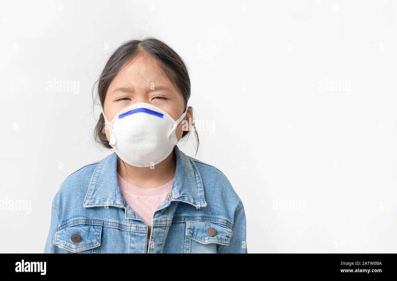 Virus de la corona, PM2.5, las niñas asiáticas usan máscara N95 para  proteger el polvo PM 2.5 y la contaminación del aire aisladas sobre fondo  blanco, concepto saludable Fotografía de stock - Alamy
