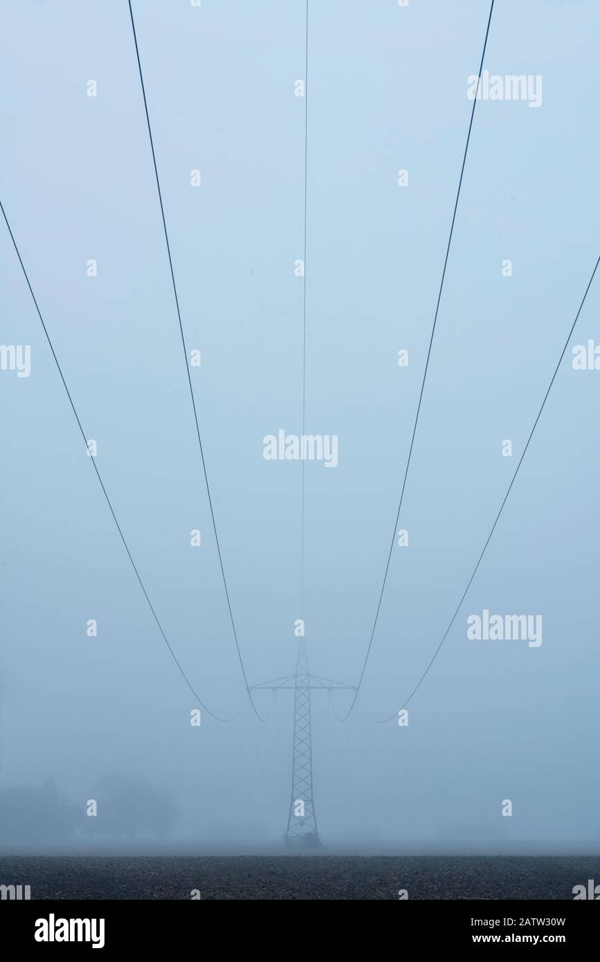 Strommast im Nebel Foto de stock